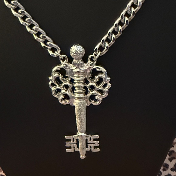 Vintage Monet Key Pendant Necklace in Brushed Silver Tone. Circa 1960’s. Signed. - Picture 2 of 7